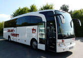 Klimatisierter Luxus-Reisebus der bayer-Komfortklasse 4 ¬- bequeme verstellbare Schlafsessel mit 77 cm Sitzabstand, Klapptischen, Fußrasten, WC/Waschraum, Bordküche, Kühlbar, Radio-, CD- und Mikrofonanlage, DVD-Player, u.v.m. 44+1-Sitzplätze. Dieses Fahrzeug entspricht der höchst verfügbaren EURO-Norm EURO 5.