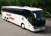 Klimatisierter Luxus-Reisebus der bayer-Komfortklasse 3 - bequeme verstellbare Schlafsessel mit 72 cm Sitzabstand, Klapptischen, Fußrasten, WC/Waschraum, Bordküche, Kühlbar, Radio-, CD- und Mikrofonanlage, DVD-Player, u.v.m. 53+1-Sitzplätze. Dieses Fahrzeug entspricht der höchst verfügbaren EURO-Norm EURO 6 / EEV.